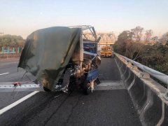 国道4号神冈段车祸  小货车女驾驶躺路中央送医