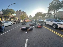 机车骑士突冲出害5机车摔成一团 7伤送医