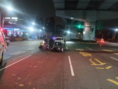 小货车凌晨贪快闯红灯 狠撞双载机车酿2伤