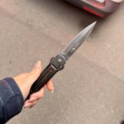 几块钱车资谈不拢!酒店小弟亮刀恐吓小黄运将