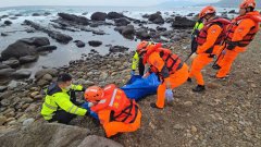 元旦龙洞钓鱼遭浪卷 贡寮礁石寻获浮尸 继子凭「耳环」认出义父