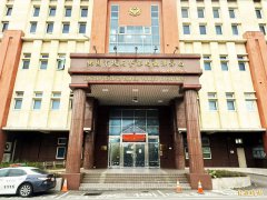 通缉犯做完笔录忽持物品自残 侦查佐制止被咬伤