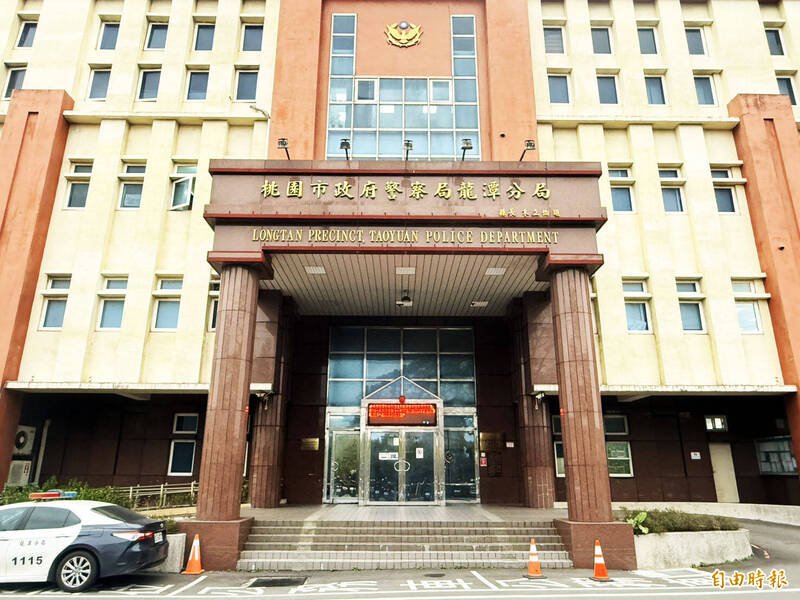 桃园市龙潭警分局发生通缉犯笔录做完情绪失控，持「利器自残」意外，即时发现的侦查佐伸手制止被咬伤。（记者李容萍摄）