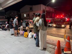 「超人们」跟著爸妈逃难 这场火警有点可爱