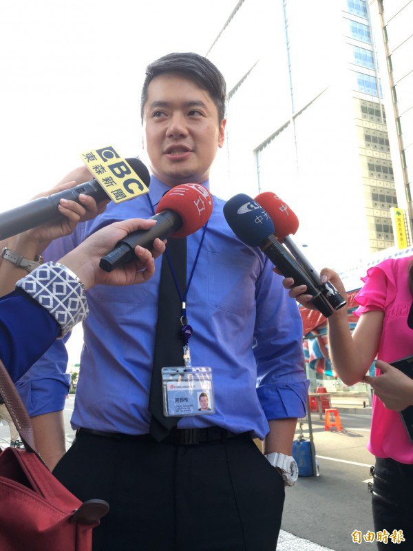 周姓空服员甫下机就直奔罢工现场声援。（记者杨绵杰摄）