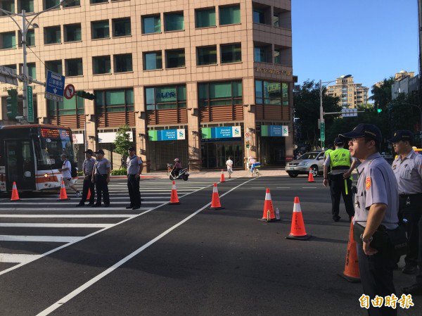 警方已针对南京东路、龙江路段，进行必要管制措施。（记者杨绵杰摄）