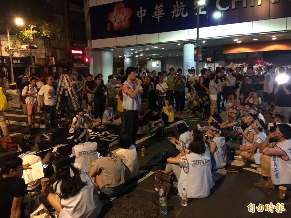 现场以轮流短讲维持秩序。（记者杨绵杰摄）