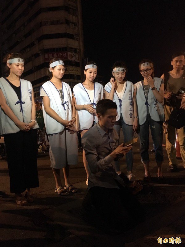 受影响旅客到现场力挺，空服员表示感谢。（记者杨绵杰摄）