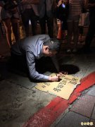 受波及旅客到罢工现场「我挺空服员」