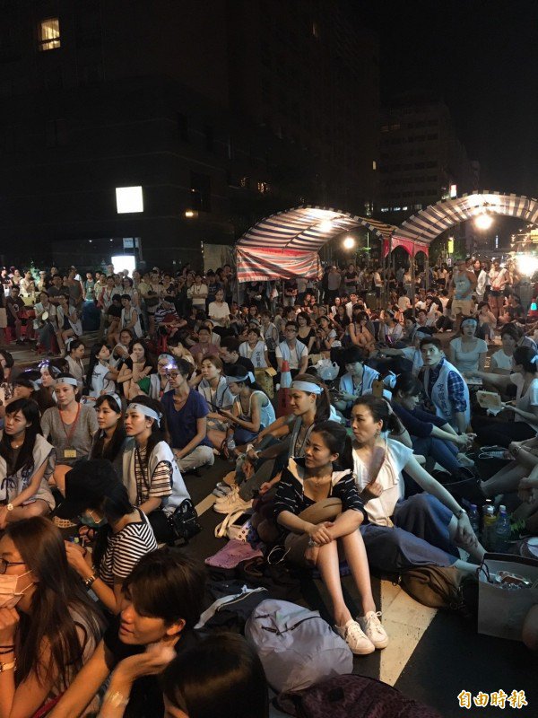 部分空服员已离去预备今天白天的活动，但现场人数仍不少。（记者杨绵杰摄）