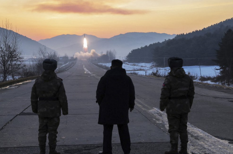 北韩4日实施极音速飞弹发射训练，领导人金正恩（中）亲自视察发射过程。（法新社）