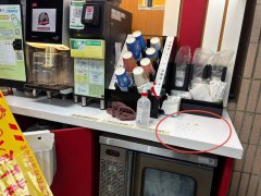 下次换她！陪老公开庭太无聊 女新北地院外「手贱」烧蚂蚁