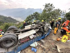 南投肥料车下坡失控翻覆 驾驶及3名移工共2死2伤