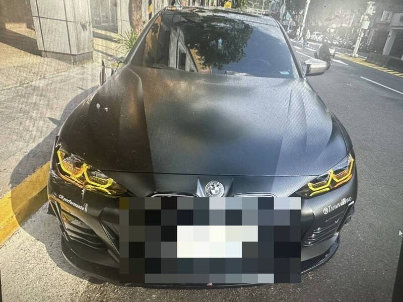 BMW右前车头有擦撞痕迹。（记者姚岳宏翻摄）