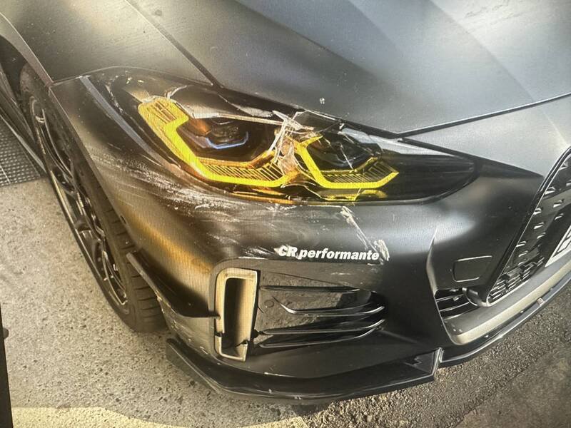 BMW右前车头有擦撞痕迹。（记者姚岳宏翻摄）