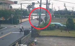 宜兰冬山惊悚车祸 机车骑士腾空翻转撞电杆、休旅车冲进路旁水沟