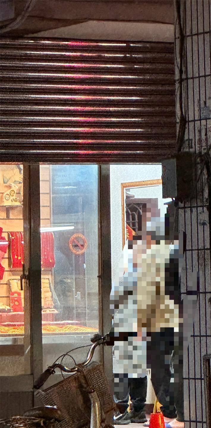 金价飙新高，2匪到桃园新屋银楼假装购买，趁机抢走2.1两金饰，警方追缉中。（取自「新屋生活圈」脸书粉专）