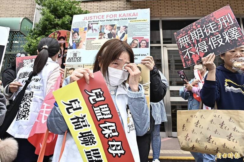 儿少守护行动团体剀剀战士的成员们听到判决结果纷纷落泪。（记者涂建荣摄）