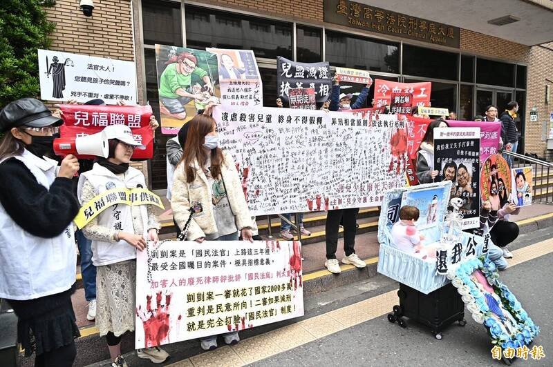 儿少守护行动团体剀剀战士的成员们一早聚集到高院门口。（记者涂建荣摄）