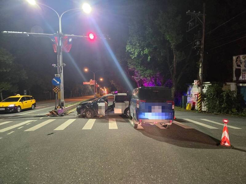 花莲县吉安警分局昨晚发生一起警车自撞安全岛的车祸意外。（警方提供）