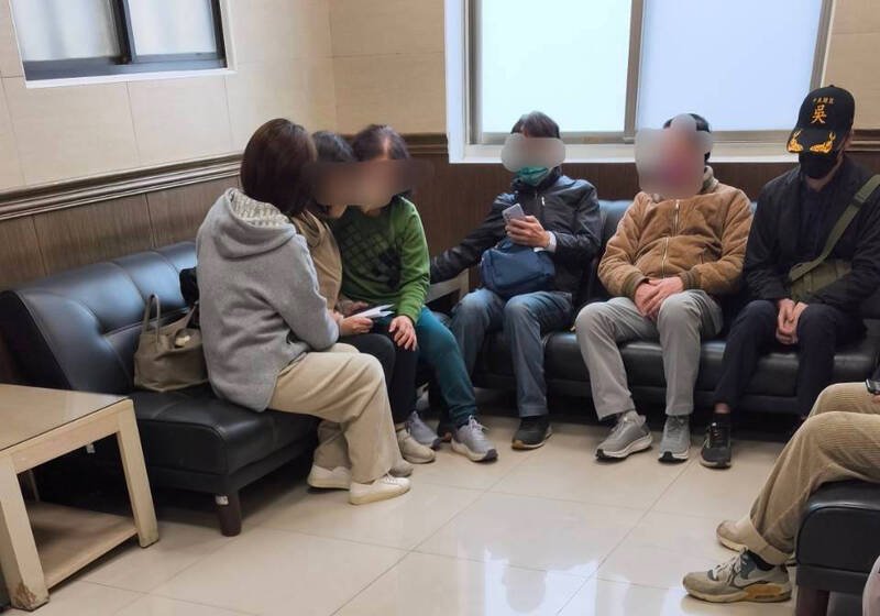 温男父母、弟弟与亲友在新北市立殡仪馆等待遗体解剖。（记者徐圣伦翻摄）