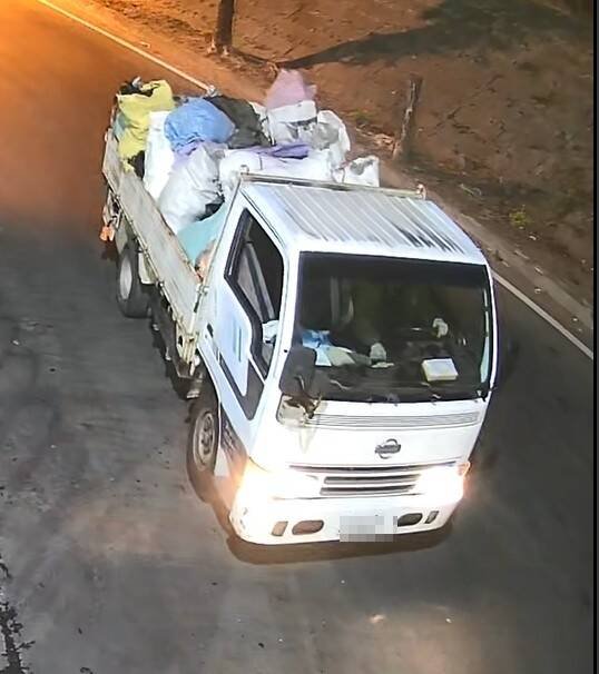 南投埔里镇公所清洁队遭人暗夜闯入，并丢进一整辆3吨半货车的废弃物，事后警方查获行为人，并要求清走弃置的废弃物。（埔里镇公所提供）