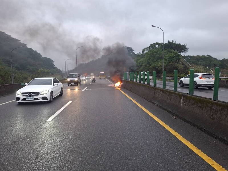 一辆货柜车今天上午行经台62线万瑞快速道路暖暖交流道时，轮胎突然掉落烧起来，吓坏路过驾驶。（记者林嘉东翻摄）