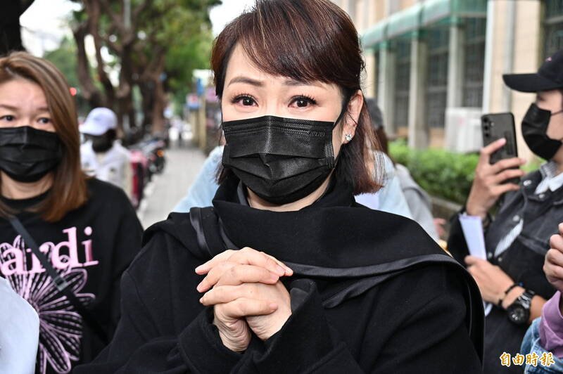 保母姐妹刘彩萱、刘若琳被控虐死剀剀案，台湾高等法院27日二审宣判上诉驳回、维持原判，艺人郁方到场关心。（记者涂建荣摄）