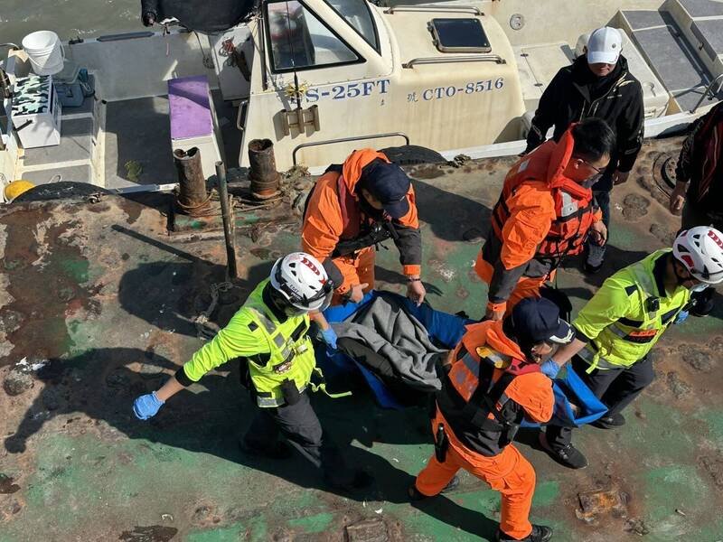 新竹南寮外海小游艇翻覆，一人获救。（消防局提供）