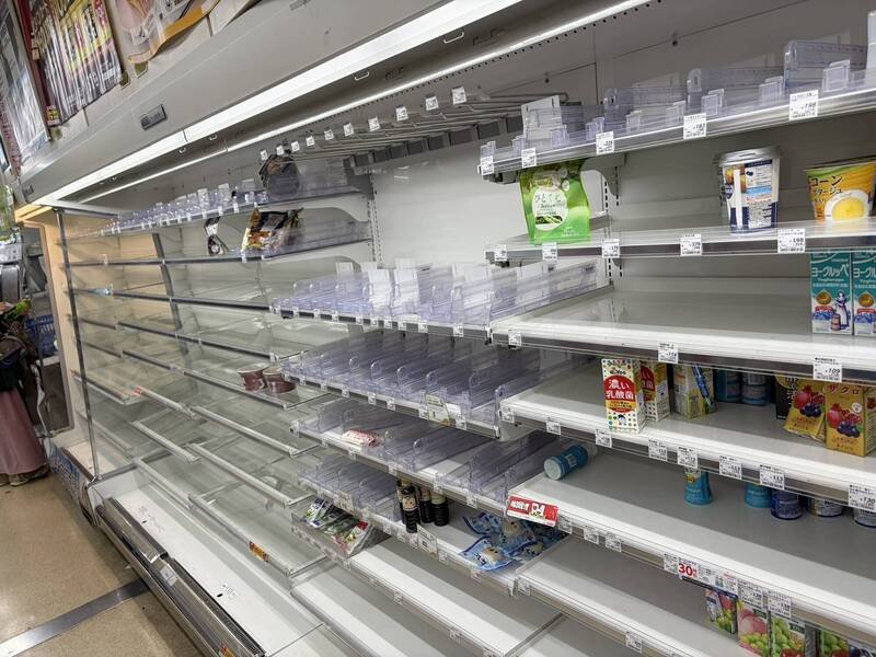 新千岁机场超商货架空空如也。（图撷自「@CurryAndRiceok」X帐号）