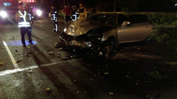 吴男自小客车头几乎全毁。（记者许国桢翻摄）