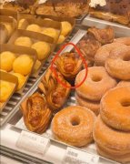 恶!中国烘焙连锁名店好利来 面包掉地仍继续贩售