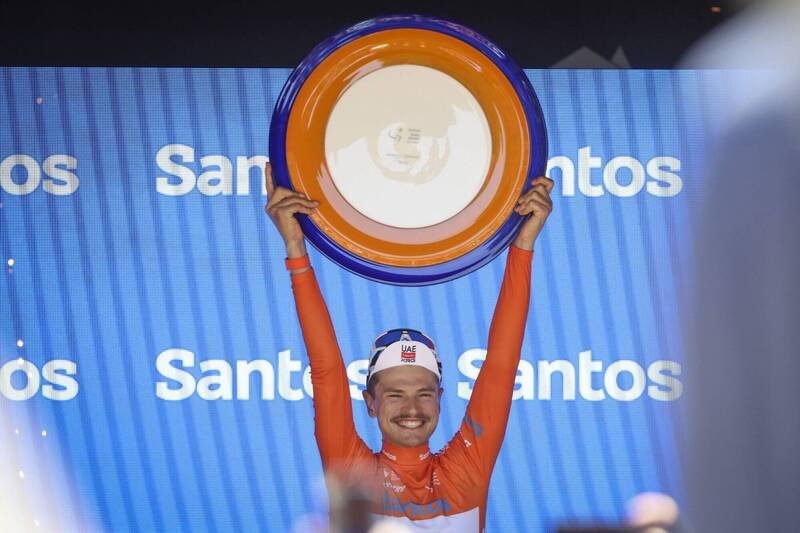 来自阿联航空车队的范恩，在环澳自由车赛最后1天赛段被袋鼠撞倒，他仍奋力骑过终点夺下总冠军。（欧新社）