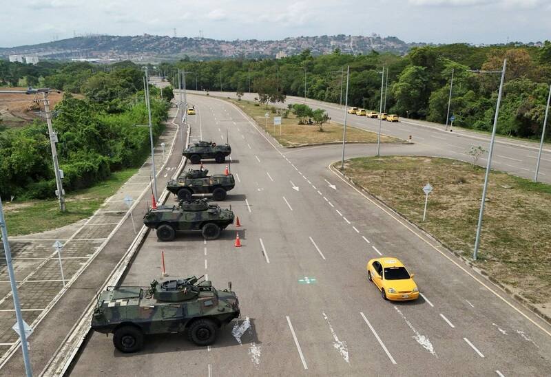 美国逮捕委内瑞拉总统马杜罗后，哥伦比亚担忧受到动乱影响已加强边境部署。图为哥国在委国边境的装甲车。（路透）