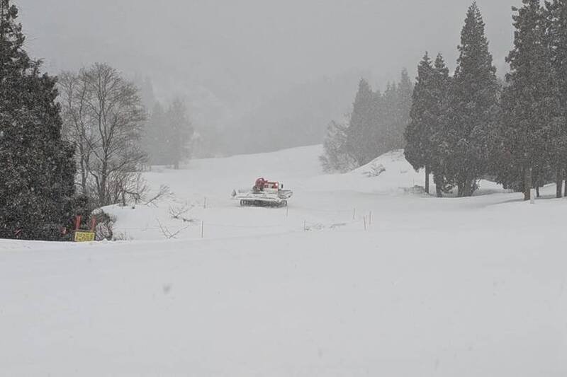 台湾与中国游客一共6人，因离开滑雪场雪道，在新潟县南鱼沼市的滑雪场受困1夜。（图撷自「六日町八海山滑雪场」脸书）