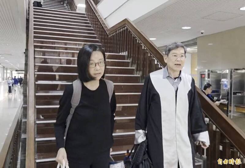 前中国小姐张淑娟（左）今到台北地院开庭。（记者张文川摄）