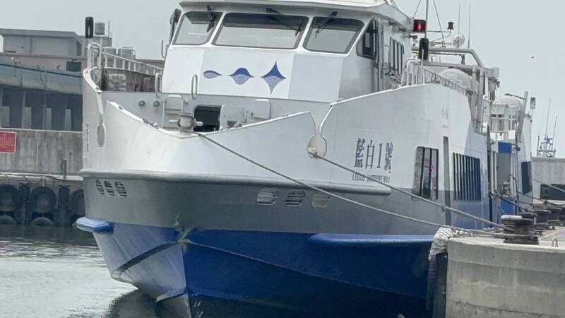 该航商的船集撞击到岸壁。（民众提供）