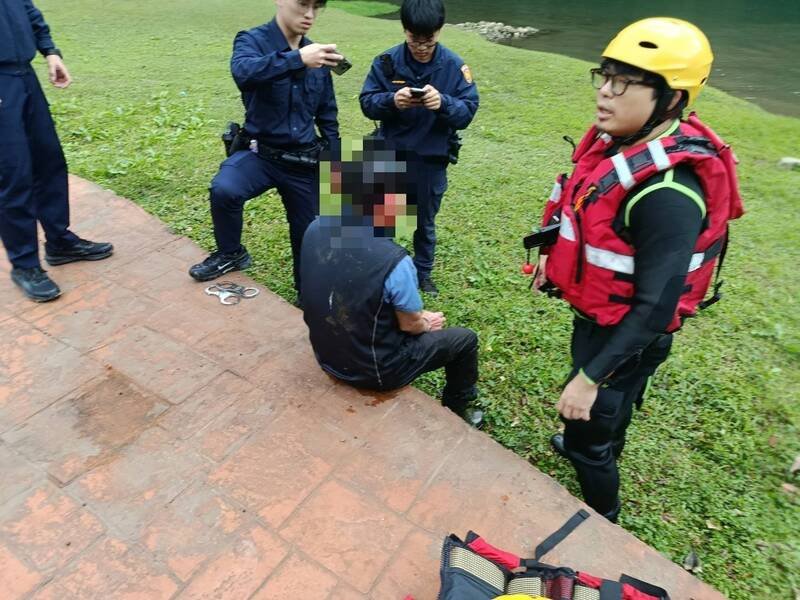 越南籍张姓男子跳入北势溪获救。（记者郑景议翻摄）