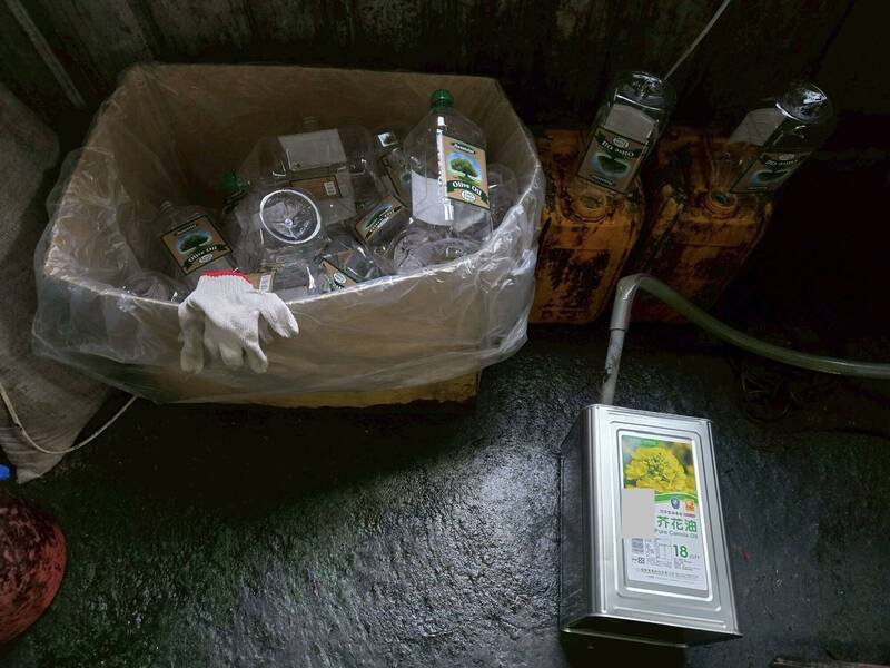 检调警在仓库查扣的混充油设备。（嘉义市调查站提供）