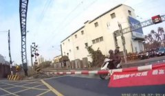 机车双载逆向还闯平交道 差10秒火车到！