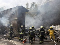 疑冷气故障电线走火烧毁货柜屋、汽车 1人受伤送医