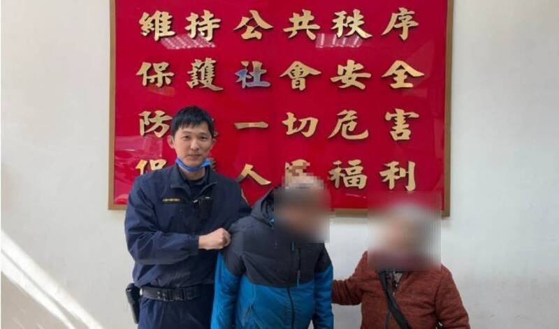 大同分局延平派出所警员简鸿政巡逻时，发现神情茫然的老翁，随即提供热茶保暖，并耐心过滤上百笔警政资料，最终成功联系上早已报案协寻、心急如焚的家属。（记者刘咏韵翻摄）