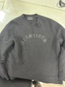 18岁男百货佯装买衣 趁店员调货偷7200元上衣