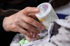 奶瓶放胸口就外出！ 荒唐爸让男婴溢奶呛死二审改判轻