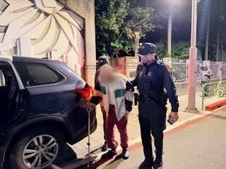 9旬老翁疑似走失，警协助返家。（记者陈彩玲翻摄）