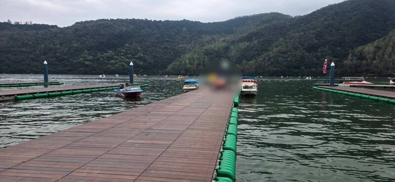 花莲鲤鱼潭天鹅船翻船意外，凸显被长期忽视的快艇、无动力小船共用水域的问题。（警方提供）