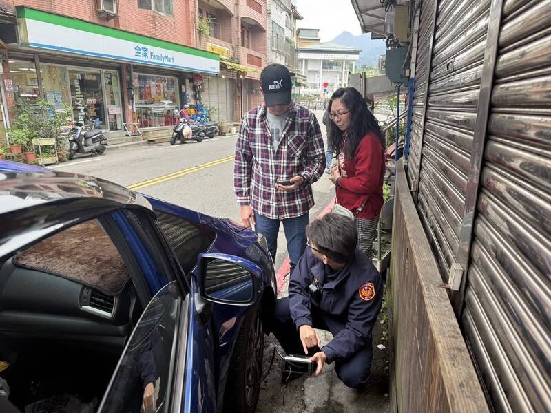 警方发现邱男胎压不足受困平溪，立刻出手救援。（记者吴升儒翻摄）