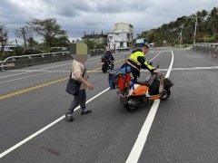 迷途老翁机车故障差点回不了家 都兰暖警即刻救援