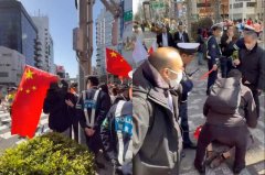 闹场东京马拉松！中国民众挥五星旗、坐赛道挡跑者 日网轰爆