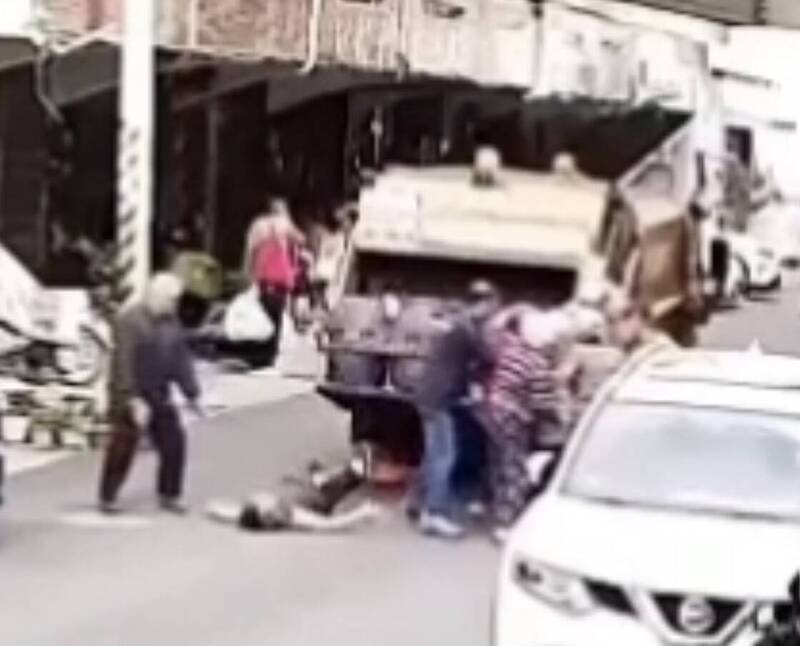 新竹县竹东镇清洁队23日晚间执行清运，群众正上前丢垃圾包时，后尾斗突然脱落，1名妇人吓到当场往后跌倒送医。（撷取自「记者爆料网」脸书社群）